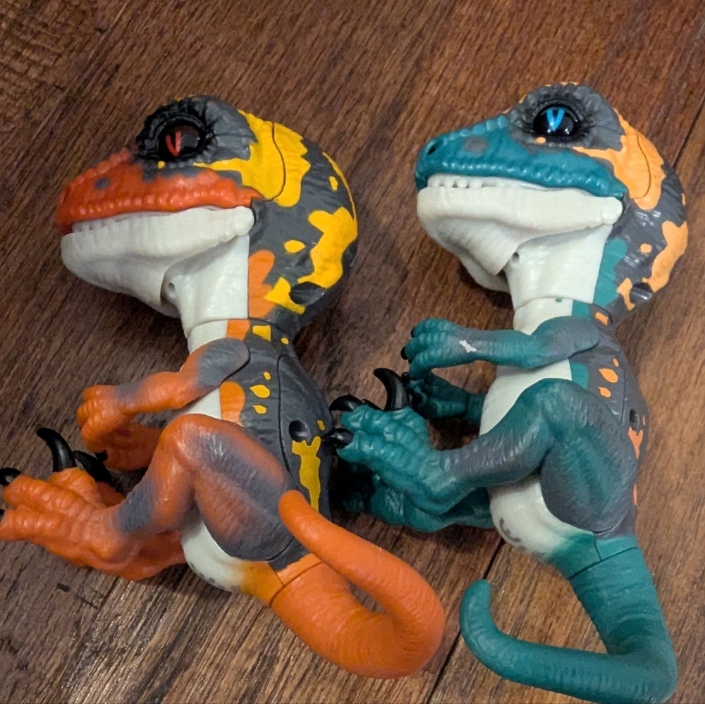 Wowwee Untamed Ferocious Fingerlings 2 Raptor Chomping Dinosaurs Green & Orange